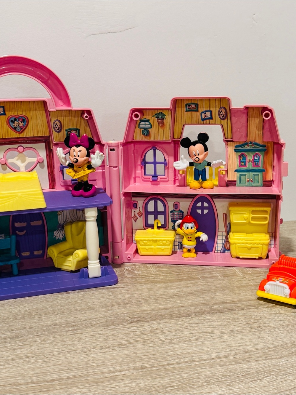 Disney Minnie Mouse Fold-Out Dollhouse Playset with Figures & Accessories